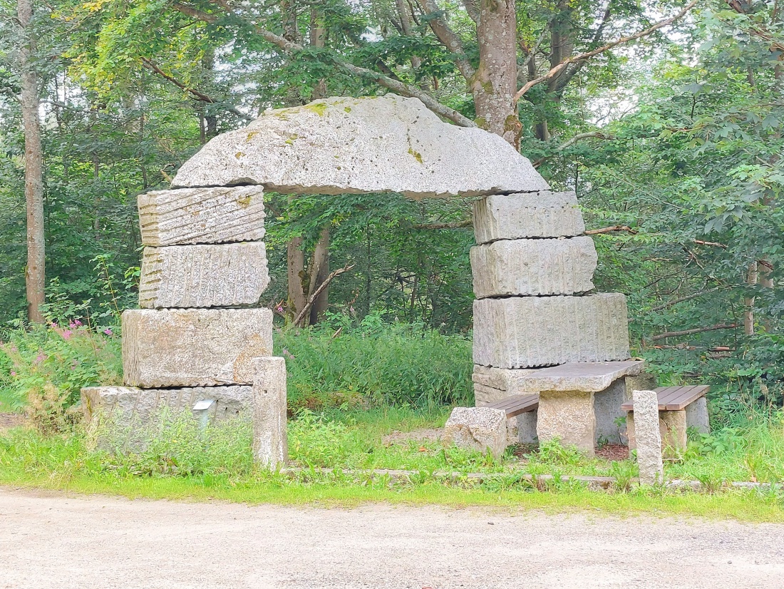 Foto: Martin Zehrer - Dieses steinerne Monument steht am Parkplatz unterhalb der Kösseine.  