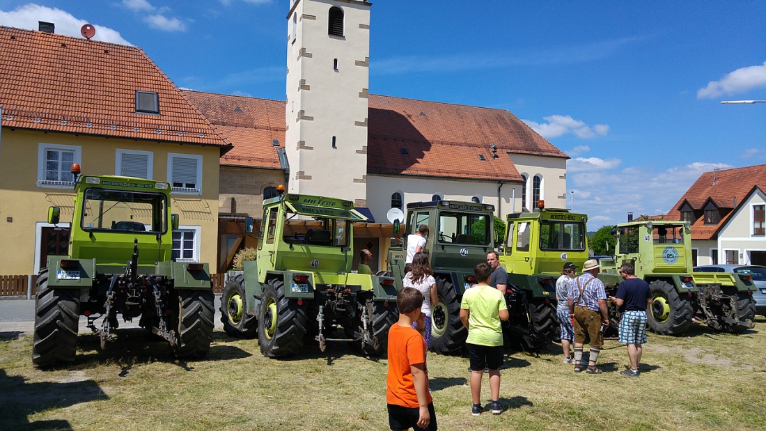 Foto: Martin Zehrer - Püttner-Brauerei-Hoffest in Schlammersdorf mit MB-Trac-Treffen... Ca. 40 Schlepper und viele Menschen waren da und feierten in Schlammersdorf bei schönstem Wetter... 