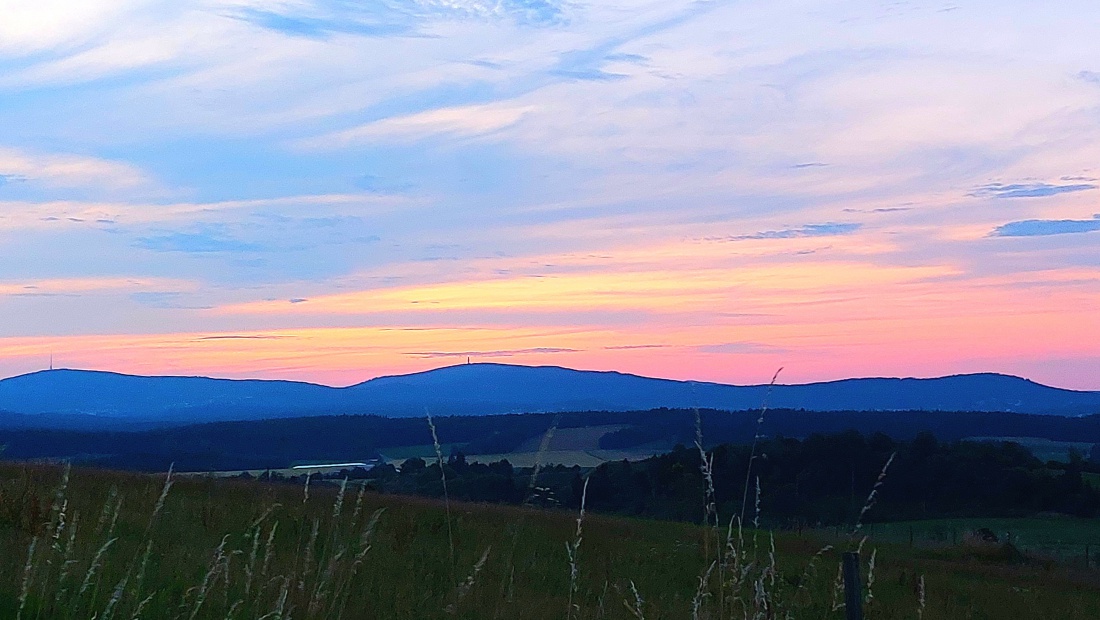 Foto: Martin Zehrer - Nach dem Grillen...<br />
Ausblick vom Armesberg <br />
in  Richtung Schneeberg <br />
Das Wetter war heute sehr sommerlich.<br />
Fast durchgehend blauer Himmel.<br />
Die Temperatur lag bei ca. 