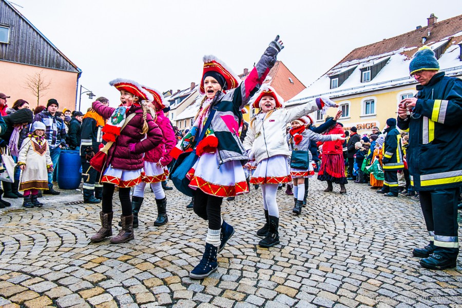 Foto: Martin Zehrer - Helllaauuuu!!!! - Faschingszug durch Waldeck. Am Sonntag, den 15.2.2015 war es wieder so weit. Ein langer Zug<br />
mit zig Gaudiwagen und Hunderten Narren zog durch den Walde 