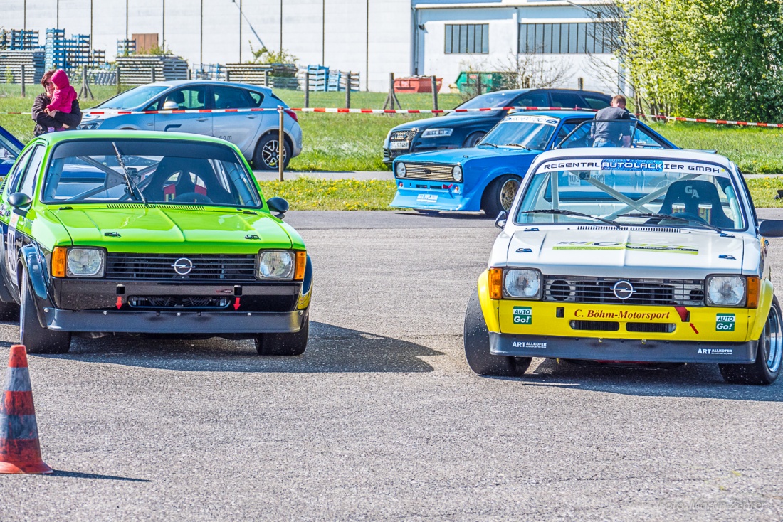 Foto: Martin Zehrer - Opels warten aufs Sekunden-Jagen... <br />
<br />
Gesehen beim Flugplatz-Slalom Speichersdorf... 