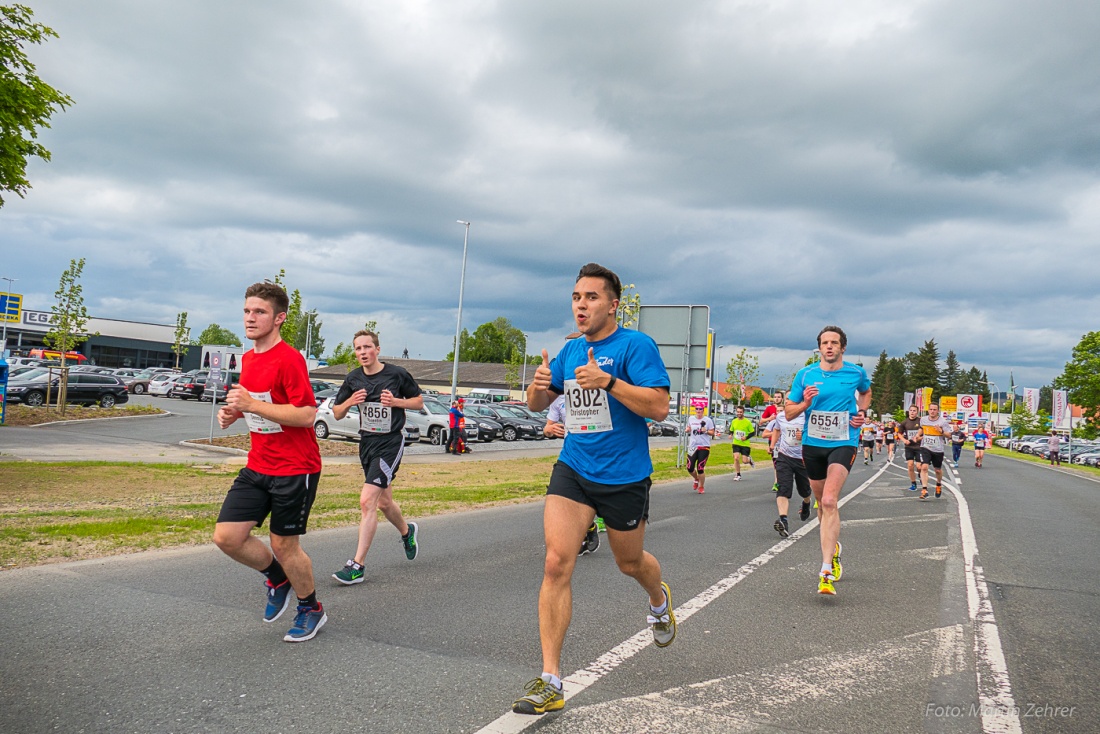 Foto: Martin Zehrer - Nofi-Lauf 2017: Start am Stadtplatz und Ziel beim Siemens... 5,9 Kilometer durch Kemnath und rund herum. Mehr als 8000 Teilnehmer fanden sich in Kemnath zusammen um die S 