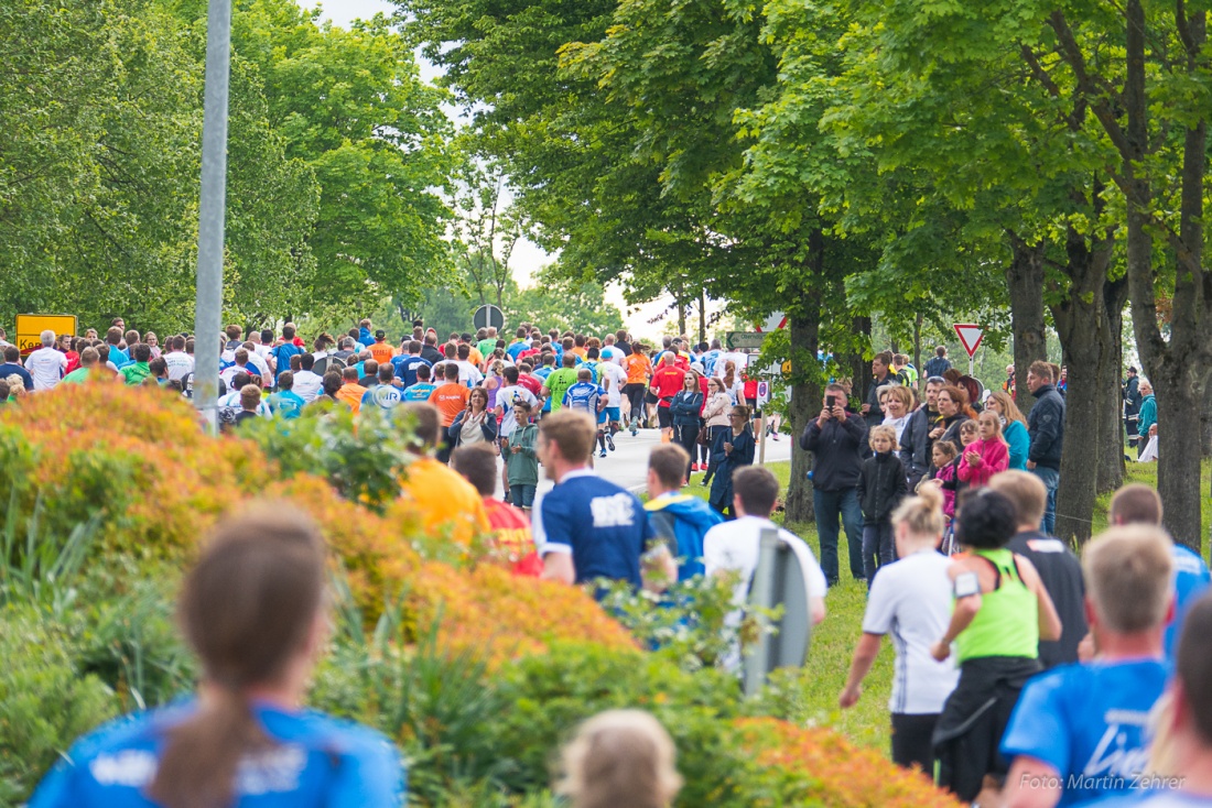 Foto: Martin Zehrer - Nofi-Lauf 2017: Start am Stadtplatz und Ziel beim Siemens... 5,9 Kilometer durch Kemnath und rund herum. Mehr als 8000 Teilnehmer fanden sich in Kemnath zusammen um die S 