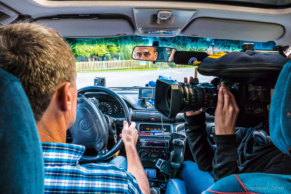 Foto: Martin Zehrer - Auf seinen letzten Kilometern zur Million wurde Helmut mit seinem Gefährt von den Medien begleitet. Eine aufregende Fahrt nimmt ihren Lauf. 