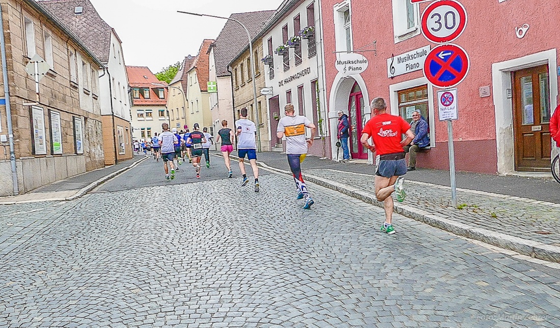 Foto: Martin Zehrer - Das Mühlbergerl geschafft, gehts Richtung Kindergarten...<br />
<br />
Nofi-Lauf 2017: Start am Stadtplatz und Ziel beim Siemens... 5,9 Kilometer durch Kemnath und rund herum. Mehr 