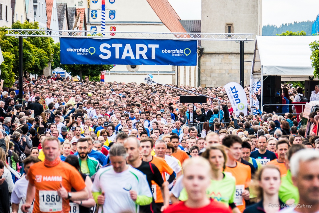 Foto: Martin Zehrer - Nofi-Lauf 2017: Start am Stadtplatz und Ziel beim Siemens... 5,9 Kilometer durch Kemnath und rund herum. Mehr als 8000 Teilnehmer fanden sich in Kemnath zusammen um die S 