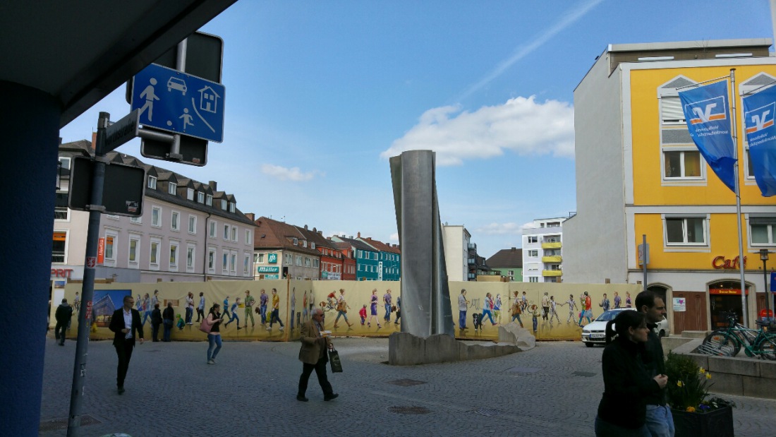 Foto: Martin Zehrer - Eine Lücke mitten in der Fußgängerzone in Weiden. Das Hertie-Kaufhaus ist abgerissen, es entsteht ein neues Kaufhaus. 