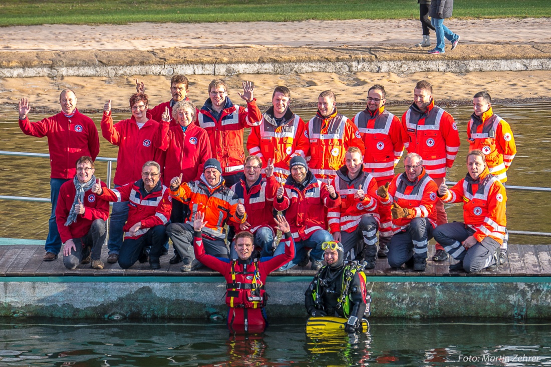 Foto: Martin Zehrer - Daumen hoch - Freibad-Saison 2018 eröffnet!!! <br />
<br />
Die Mitglieder der Kemnather Wasserwacht hatten sich zum Gruppenfoto gesammelt und zeigten die Daumen noch oben!!! Diese 