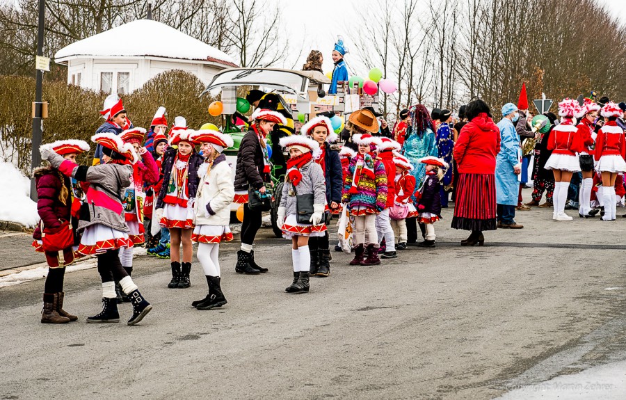 Foto: Martin Zehrer - Faschingszug durch Waldeck. Am Sonntag, den 15.2.2015 war es wieder so weit. Ein langer Zug<br />
mit zig Gaudiwagen und Hunderten Narren zog durch den Waldecker Markt. Mit vi 