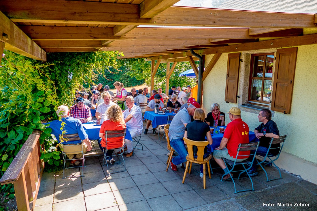 Foto: Martin Zehrer - Hier lässt es sich aushalten. Die Teilnehmer des Wunsiedler Oldtimertreffens machten Rast im Mesnerhaus auf dem Armesberg. Gestartet wurde in Bad Alexandersbad, wo die Ru 