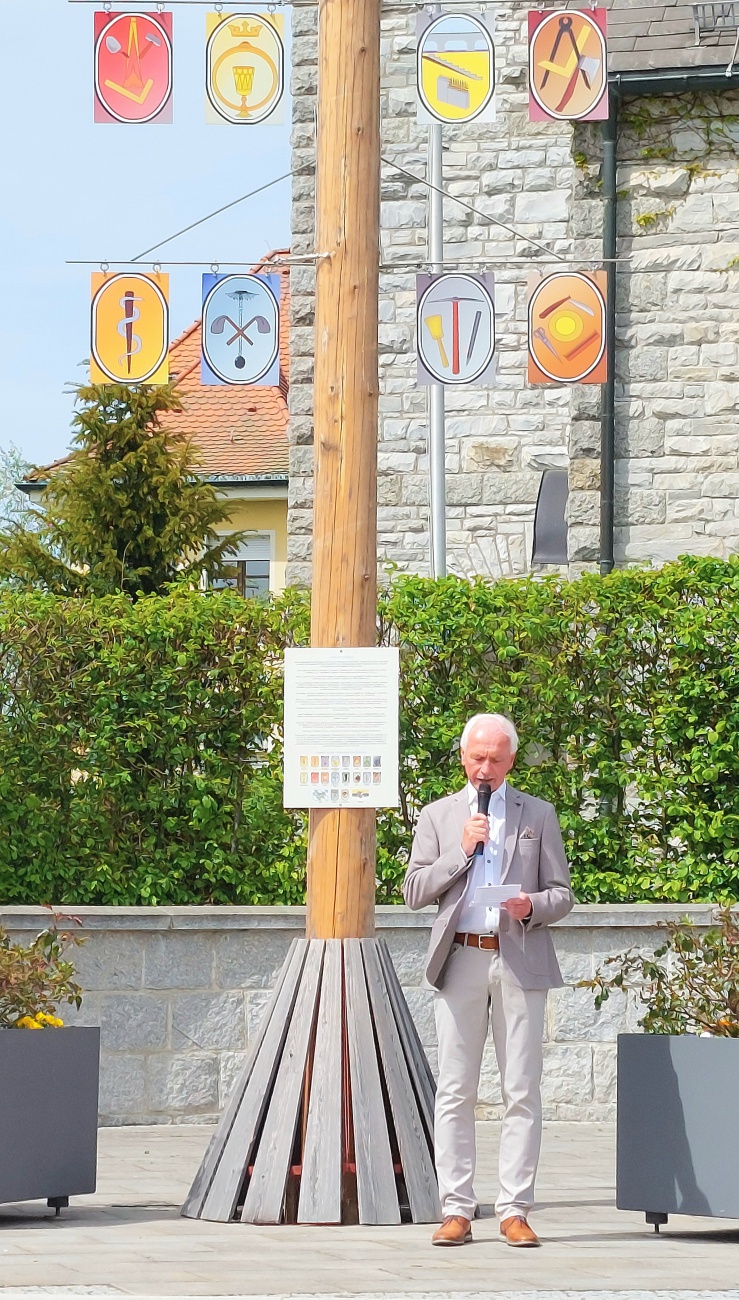 Foto: Martin Zehrer - 1. Bürgermeister der Gemeinde Neusorg, Peter König, empfing die zahlreichen Mai-Fest-Besucher mit herzlichen Grußworten am Maibaum. 