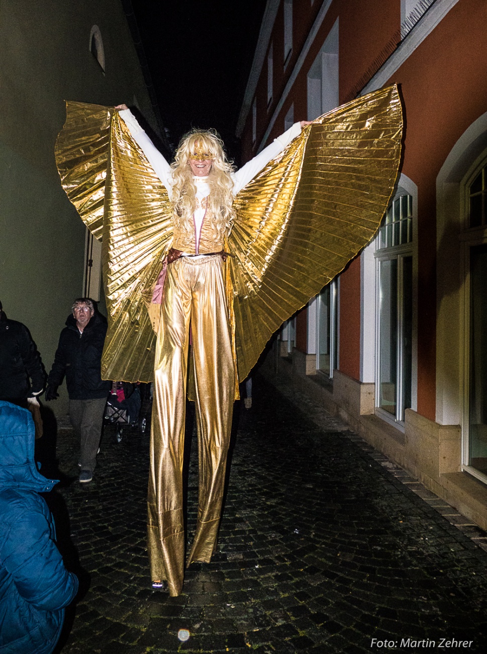 Foto: Martin Zehrer - Groß und golden... ein riesiges Christkind huschte durch Kemnath! ;-) 