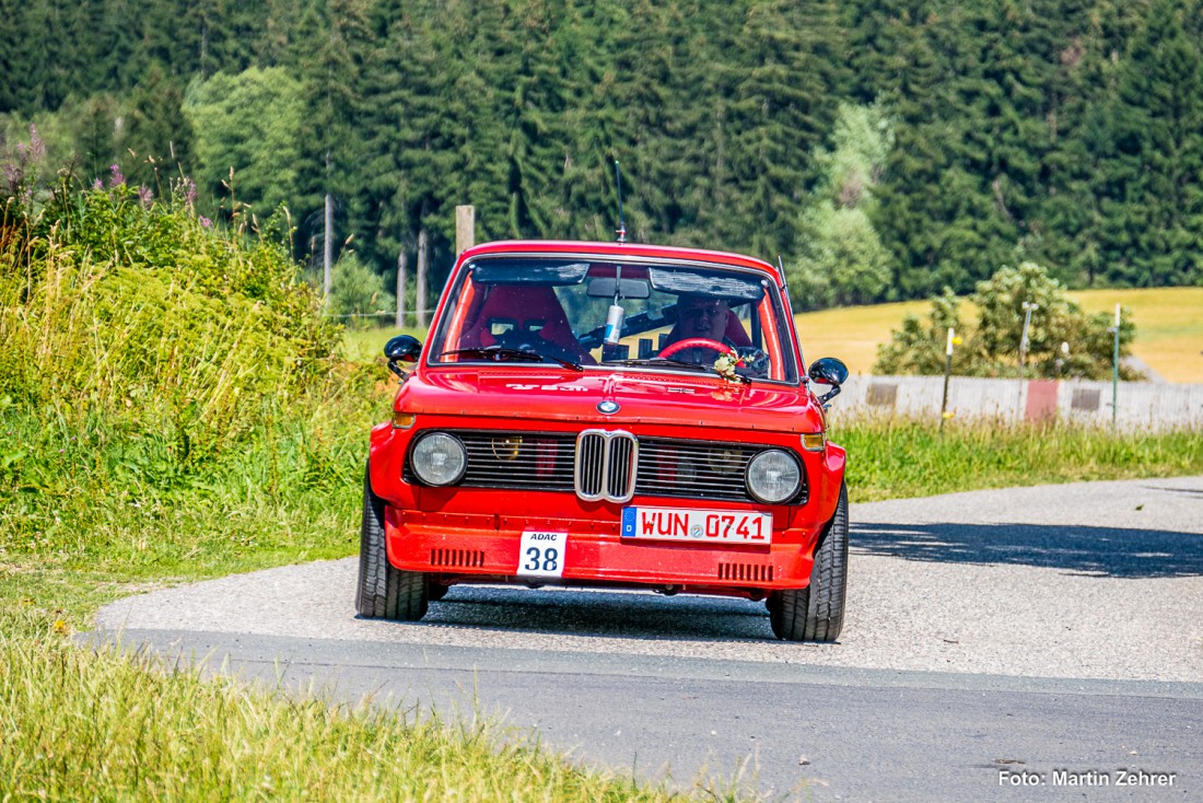 Foto: Martin Zehrer - Ein roter BMW trifft auf dem Parkplatz am Armesberg ein. Scheinbar wird dieses schöne Fahrzeug auch für Motorsportzwecke genutzt, da im Inneren ein Käfig zu erkennen ist. 