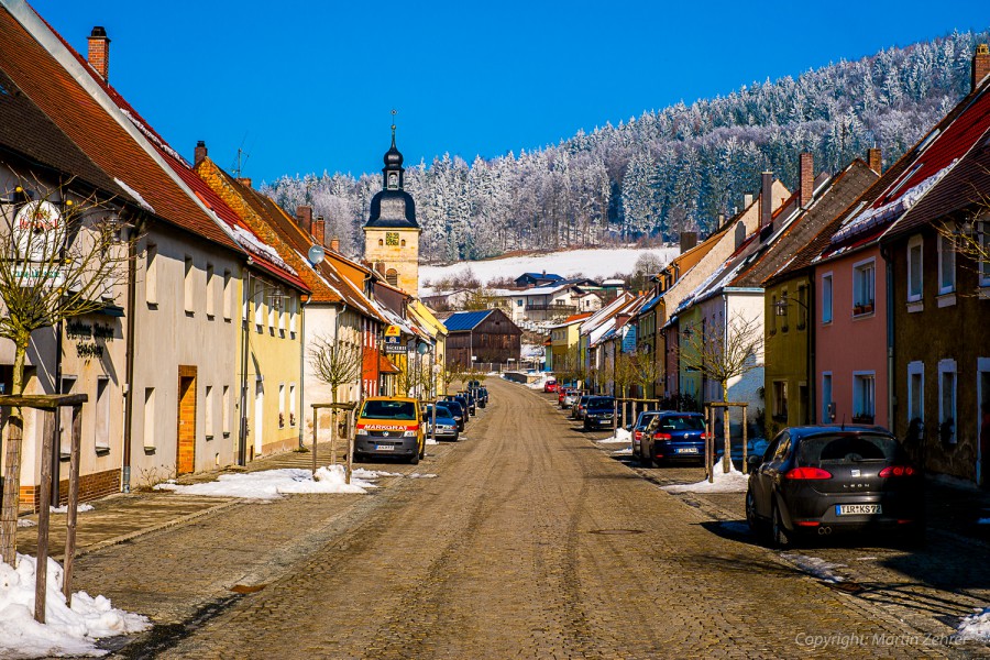 Foto: Martin Zehrer - Blick durch den Markt von Waldeck in Richtung Godas. Dazwischen die mit Schnee gezuckerten Bäume. Das Foto entstand im Februar 2015. 