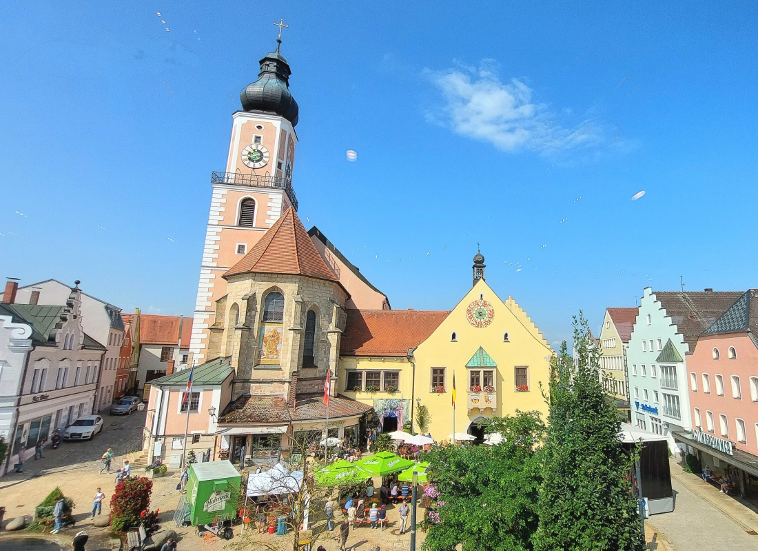 Foto: Martin Zehrer - Die Kirche am Marktplatz in Cham... 