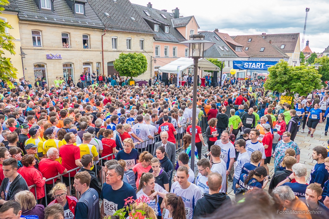 Foto: Martin Zehrer - Nofi-Lauf 2017: Start am Stadtplatz und Ziel beim Siemens... 5,9 Kilometer durch Kemnath und rund herum. Mehr als 8000 Teilnehmer fanden sich in Kemnath zusammen um die S 