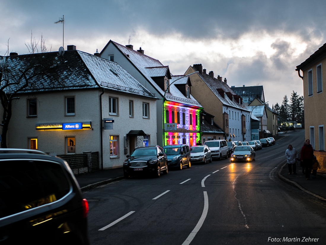 Foto: Martin Zehrer - Candle-Light-Shopping in Kemnath... Lichtkunst am Stoff-Geschäft NähShopper in der Bayreuther Straße... 