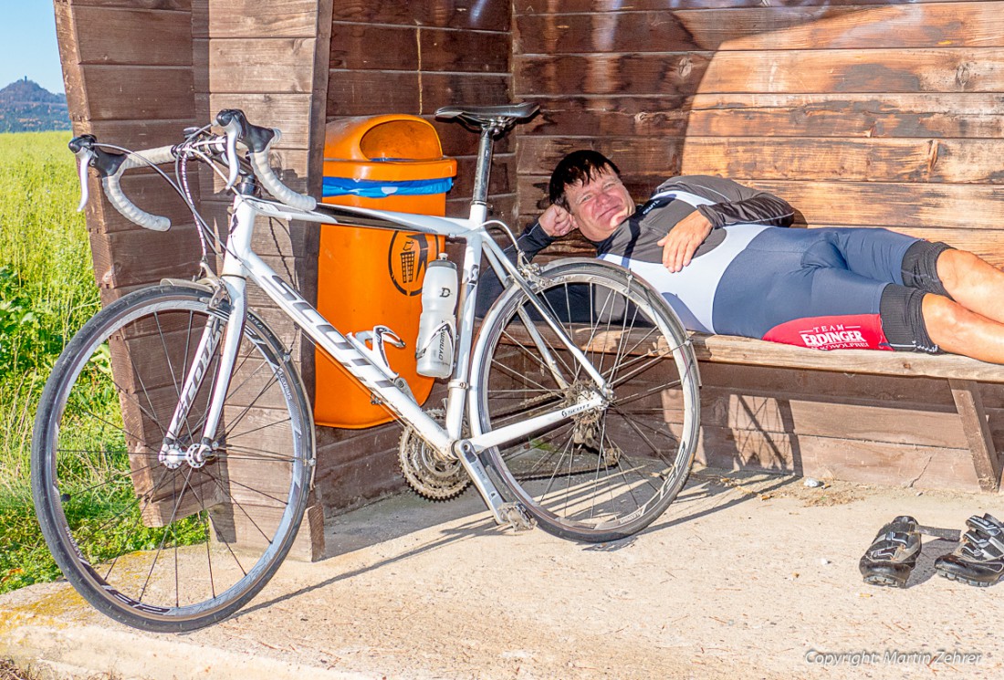 Foto: Martin Zehrer - Rainer macht Pause. Zufällig sah ich im Vorbeifahren einen Radfahrer im Bushäuschen bei Zessau in der Sonne liegen. Als ich dort anhielt und nachfragte, lernte ich Rainer 