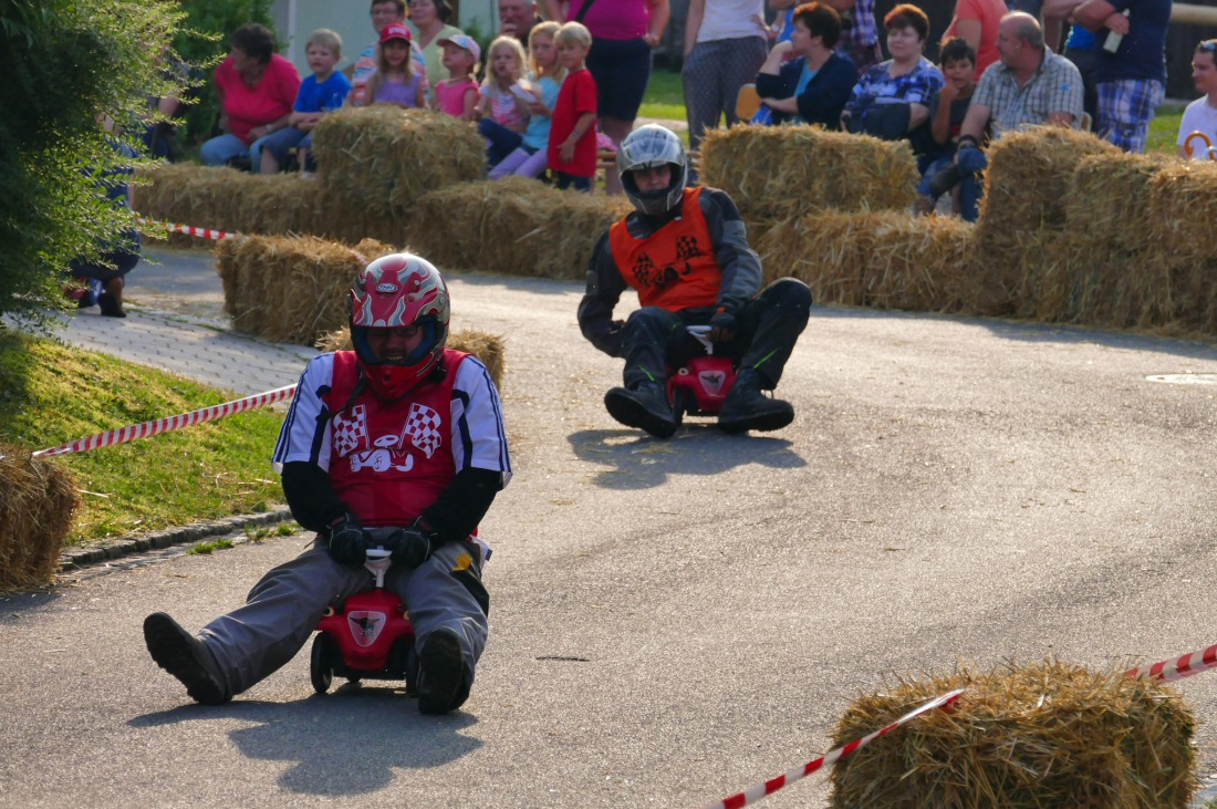 Foto: Martin Zehrer - Genial - Die legendären Bobbycar Meisterschaft in Preißach. <br />
"Den of Vice" veranstaltete heute das 3. Bobbycar-Rennen durch die Ortschaft Preißach. <br />
Zig Starter rasten  