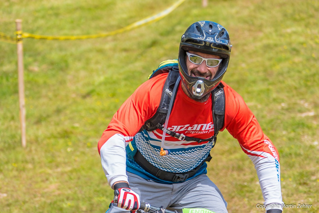 Foto: Martin Zehrer - Downhill Cross am Ochsenkopf<br />
<br />
Der Lauf zur Enduro1-Serie am Ochsenkopf macht sichtlich Laune. Die anspruchsvolle Strecke mit Wurzeln, Sprunghügeln, Steinen und rasanten 