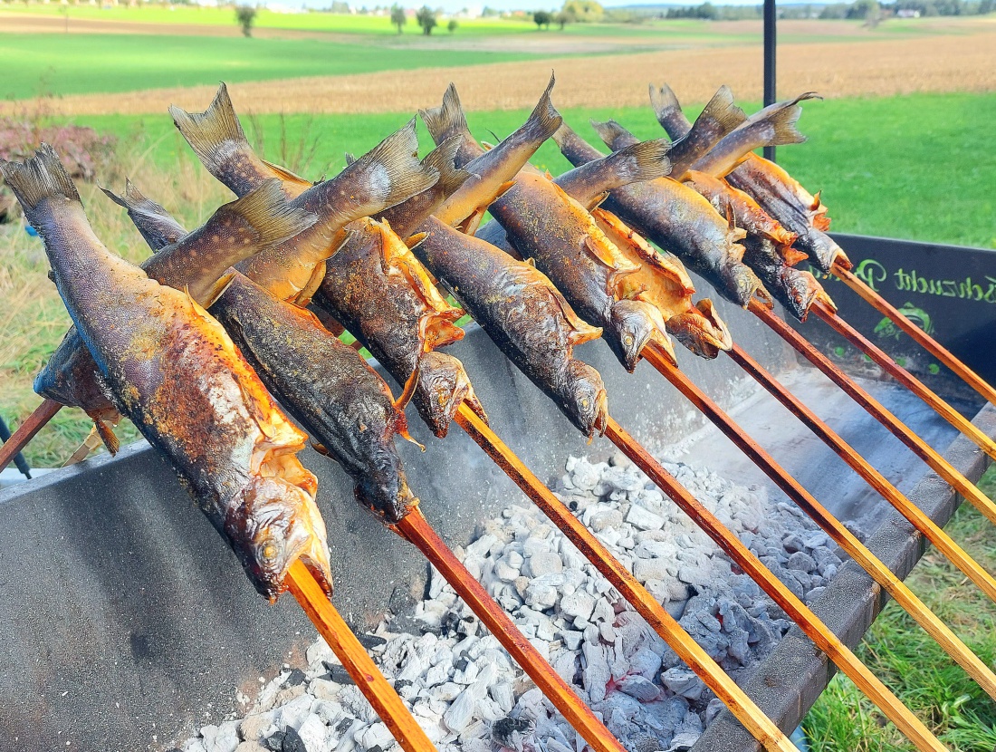 Foto: Martin Zehrer - Erlebniswochen Fisch in Kleinsterz...<br />
Sehr viele Besucher, lauter Leckereien,  ein Festzelt mit zünftiger Musik und herrliches Sonntagswetter. 