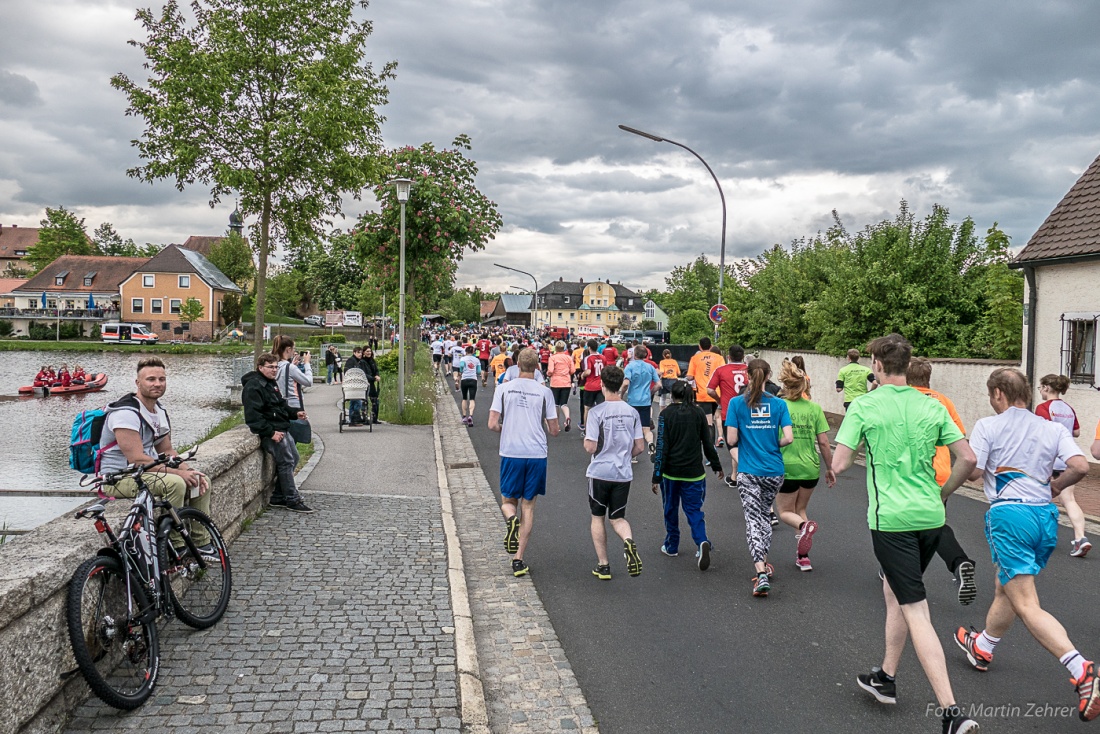 Foto: Martin Zehrer - Nofi-Lauf 2017: Start am Stadtplatz und Ziel beim Siemens... 5,9 Kilometer durch Kemnath und rund herum. Mehr als 8000 Teilnehmer fanden sich in Kemnath zusammen um die S 