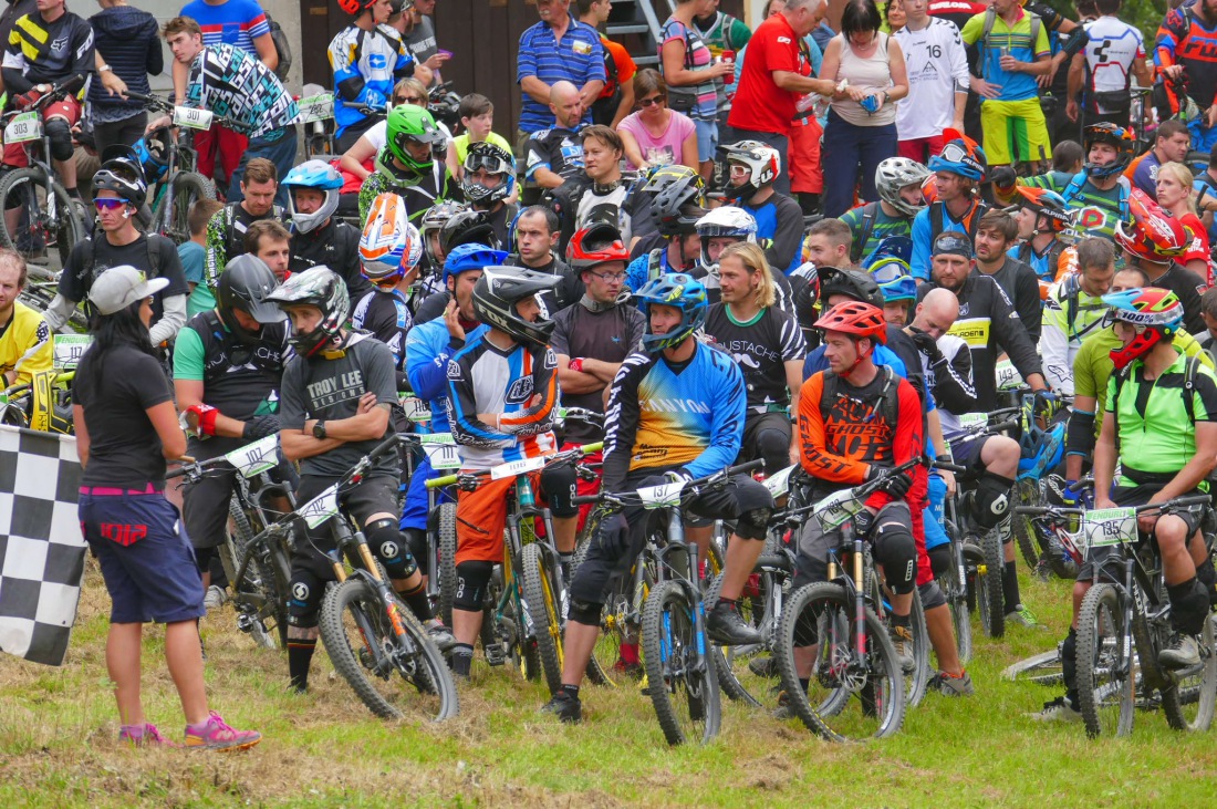 Foto: Martin Zehrer - Den Ochsenkopf hinunter rasen ;-)<br />
<br />
Heute ist Training und Startplatz-Rausfahren für morgen. Dieser Lauf zählt zur Enduro one Serie und wird auf der Downhillstrecke am O 