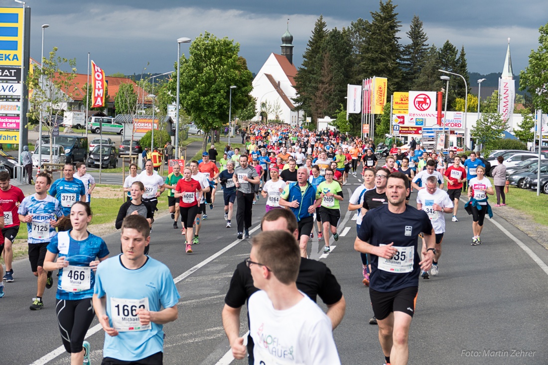 Foto: Martin Zehrer - Nofi-Lauf 2017: Start am Stadtplatz und Ziel beim Siemens... 5,9 Kilometer durch Kemnath und rund herum. Mehr als 8000 Teilnehmer fanden sich in Kemnath zusammen um die S 