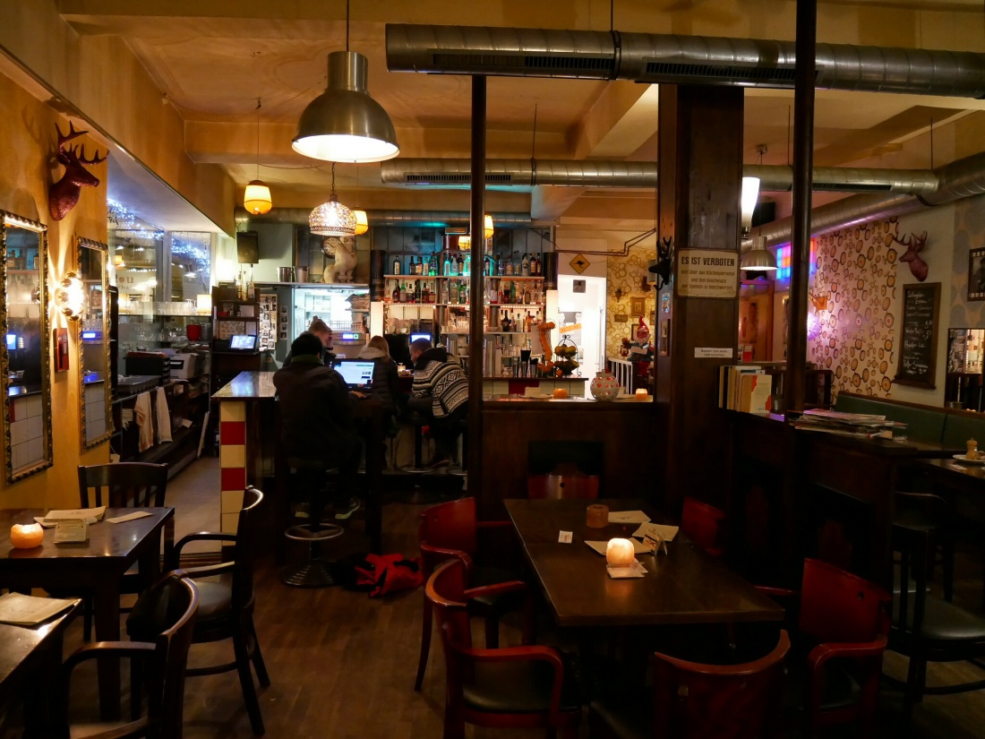 Foto: Martin Zehrer - Angenehmes Ambiente im Cafe Kraftraum in Bayreuth... Sonntags ist hier Tatort-Tag! Dann wird die Krimi-Reihe über einen Beamer an die Leinwand projiziert.  