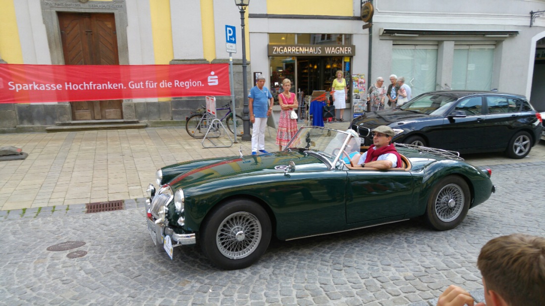 Foto: Martin Zehrer - Oldtimertreffen Marktredwitz<br />
<br />
Ein MG fährt durch die Fußgängerzone 