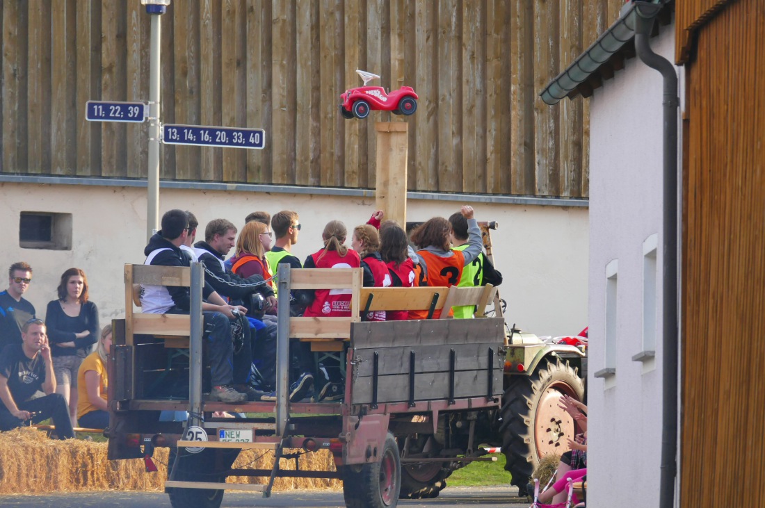 Foto: Martin Zehrer - Genial - Die legendären Bobbycar Meisterschaft in Preißach. <br />
"Den of Vice" veranstaltete heute das 3. Bobbycar-Rennen durch die Ortschaft Preißach. <br />
Zig Starter rasten  