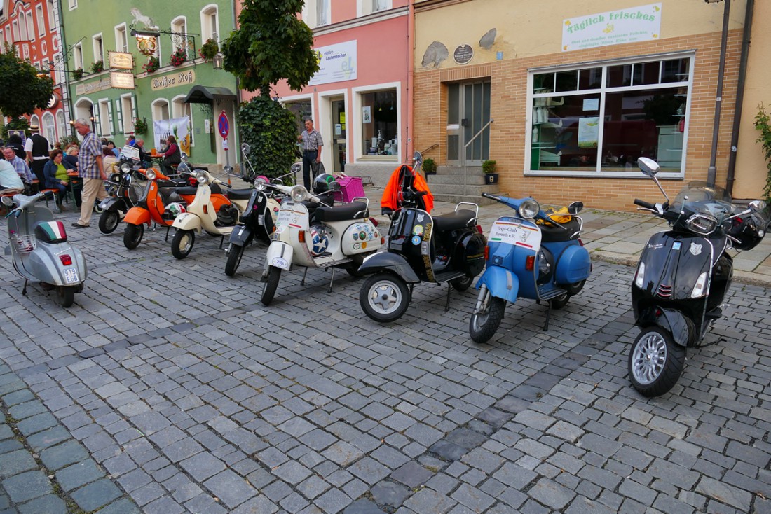 Foto: Martin Zehrer - Gehören dazu... VESPAS des Vespa-Clubs aus Bayreuth auf dem Italienischen Abend in Kemnath 