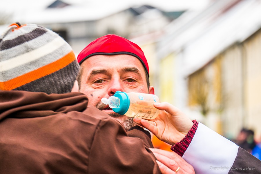 Foto: Martin Zehrer - Faschingszug durch Waldeck. Am Sonntag, den 15.2.2015 war es wieder so weit. Ein langer Zug<br />
mit zig Gaudiwagen und Hunderten Narren zog durch den Waldecker Markt. Mit vi 