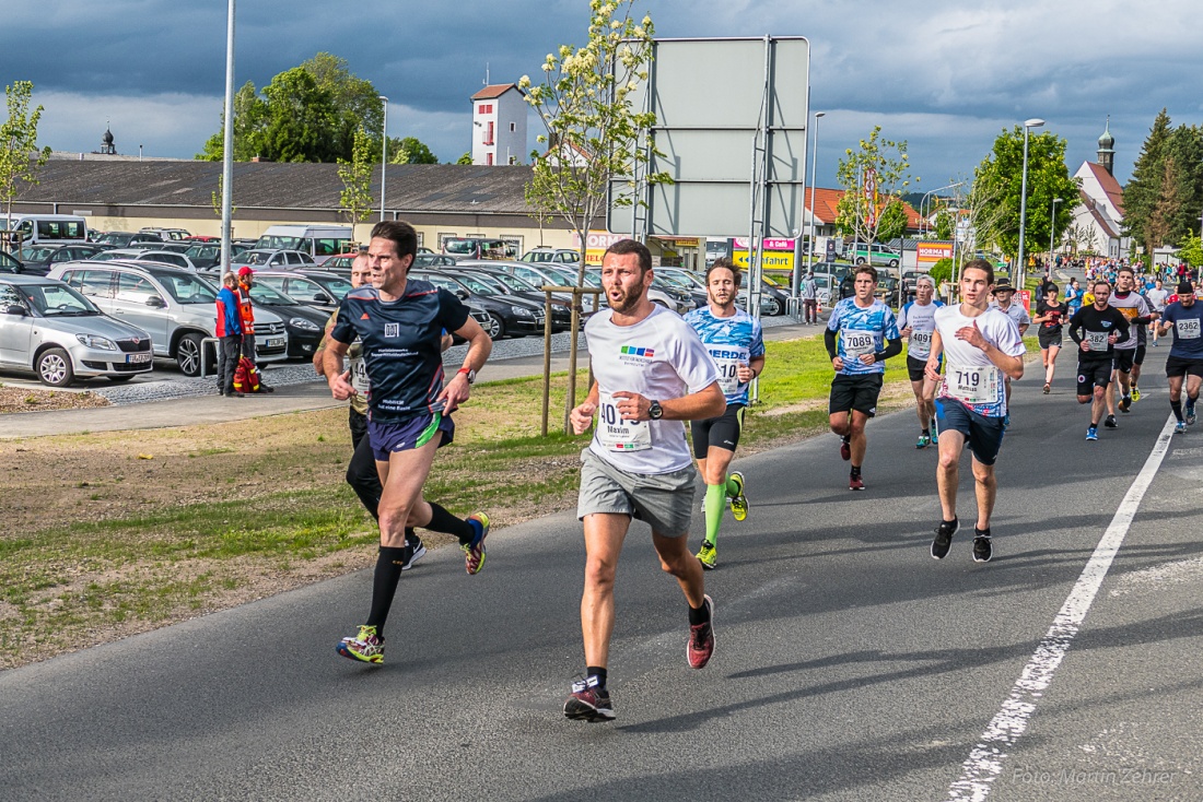 Foto: Martin Zehrer - Nofi-Lauf 2017: Start am Stadtplatz und Ziel beim Siemens... 5,9 Kilometer durch Kemnath und rund herum. Mehr als 8000 Teilnehmer fanden sich in Kemnath zusammen um die S 