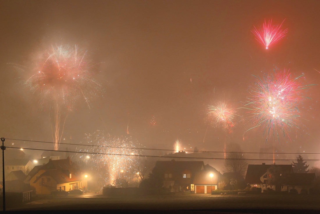 Foto: Martin Zehrer - Ein gesundes, erfolgreiches und fröhliches 2025! :-)<br />
<br />
Feuerwerk in Kemnath,  Eisersdorfer Au... 