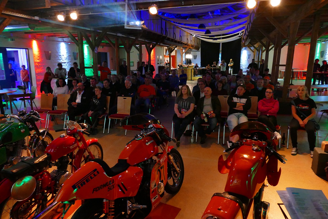 Foto: Martin Zehrer - Die Zuschauer genossen den einmaligen Film in Kino-Manier... Mit Chips und Bier verfolgten die Laverda-Kino-Besucher die Reise der Laverdas durch die Oberpfälzer Landscha 