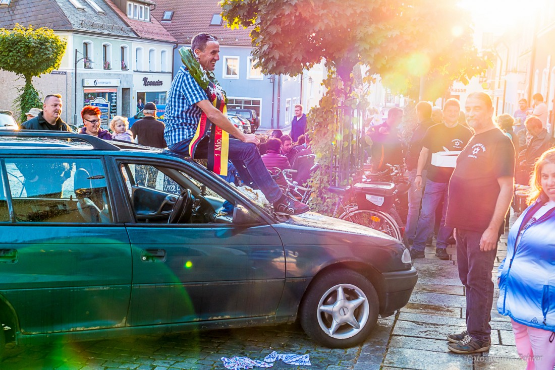 Foto: Martin Zehrer - Welch eine Millionenfeier. Viele lustige Menschen sind angereist um mit Helmut den Millionenerfolg zu feiern... 