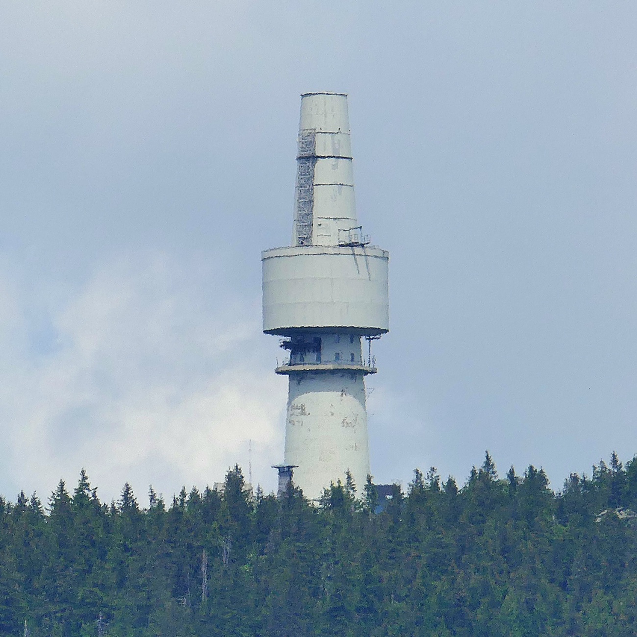 Foto: Martin Zehrer - Der Turm auf dem Schneeberg im Fichtelgebirge... vom Fichtelsee aus fotografiert.  