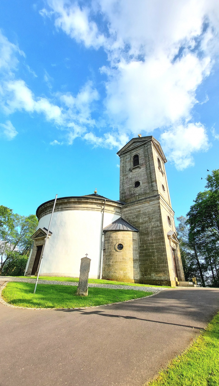 Foto: Martin Zehrer - Kirche auf dem Armesberg:<br />
Auf der Bergspitze steht die Wallfahrtskirche ...Zur Heiligsten Dreifaltigkeit..., ein wuchtiger Rundbau mit vorgebautem Turm.<br />
<br />
 