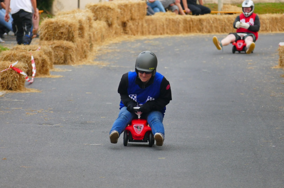 Foto: Martin Zehrer - Genial - Die legendären Bobbycar Meisterschaft in Preißach. <br />
"Den of Vice" veranstaltete heute das 3. Bobbycar-Rennen durch die Ortschaft Preißach. <br />
Zig Starter rasten  