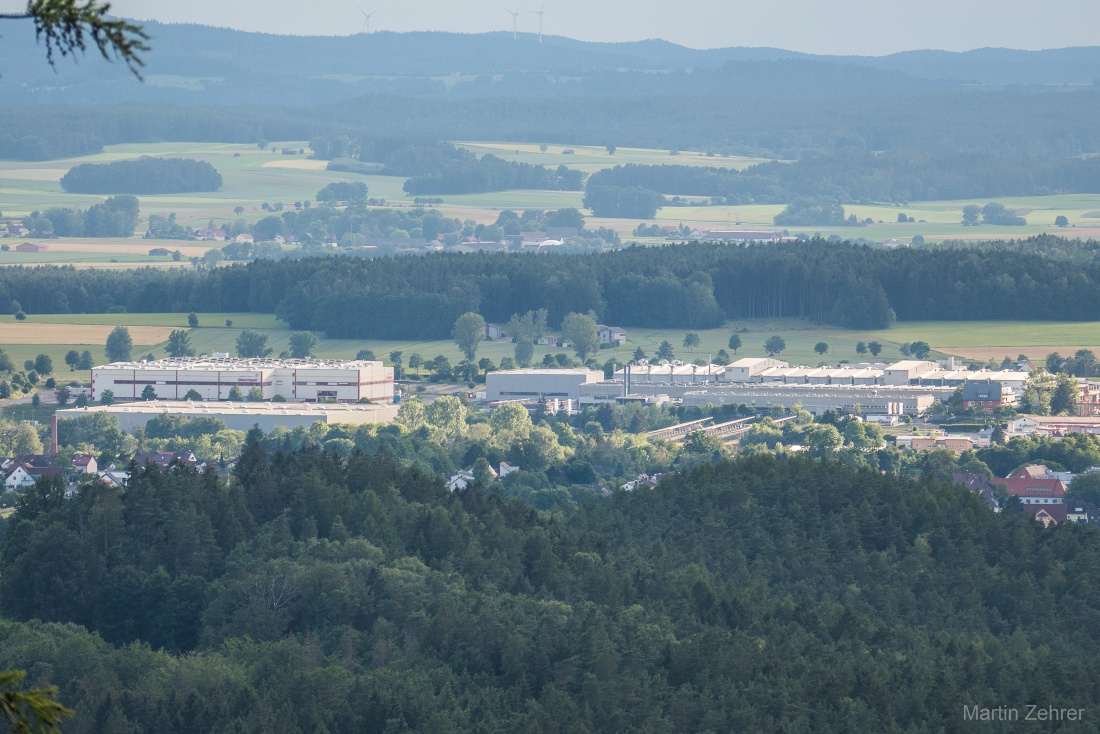 Foto: Martin Zehrer - Die Unternehmen Siemens und Hegele aus Kemnath von der Godaser Höhe aus fotografiert. 