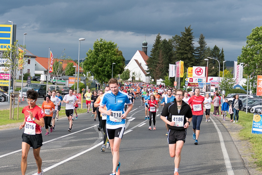 Foto: Martin Zehrer - Nofi-Lauf 2017: Start am Stadtplatz und Ziel beim Siemens... 5,9 Kilometer durch Kemnath und rund herum. Mehr als 8000 Teilnehmer fanden sich in Kemnath zusammen um die S 