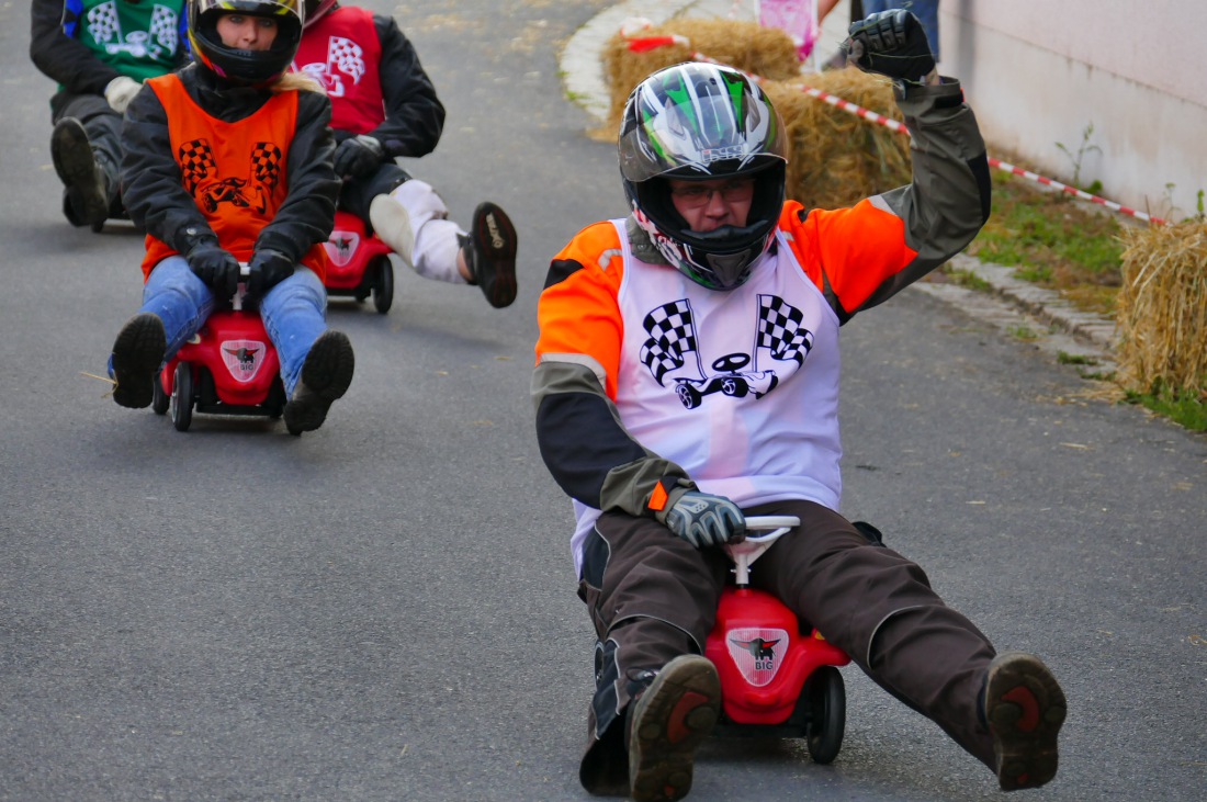 Foto: Martin Zehrer - Genial - Die legendären Bobbycar Meisterschaft in Preißach. <br />
"Den of Vice" veranstaltete heute das 3. Bobbycar-Rennen durch die Ortschaft Preißach. <br />
Zig Starter rasten  