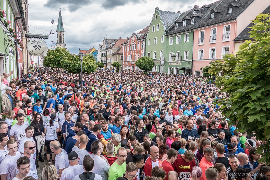 Foto: Martin Zehrer - Nofi-Lauf 2017: Start am Stadtplatz und Ziel beim Siemens... 5,9 Kilometer durch Kemnath und rund herum. Mehr als 8000 Teilnehmer fanden sich in Kemnath zusammen um die S 