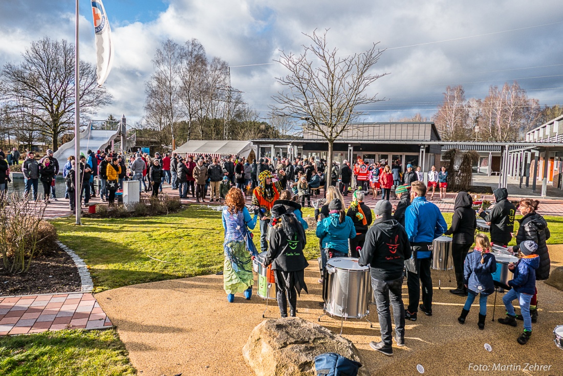 Foto: Martin Zehrer - Die Band SAMBA SECCO (im Vordergrund) sorgten am 1. Januar 2018 beim Neujahrsschwimmen im Freibad von Immenreuth für beste Stimmung!<br />
Selbst die Sonne kroch aus den Wolke 