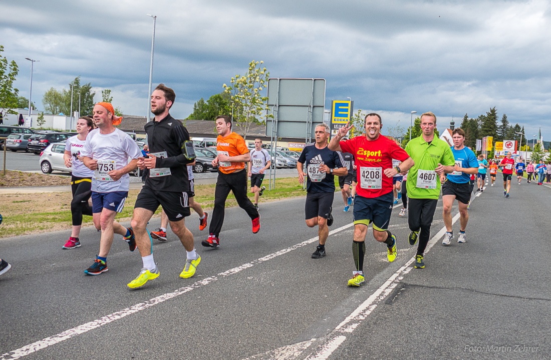 Foto: Martin Zehrer - Nofi-Lauf 2017: Start am Stadtplatz und Ziel beim Siemens... 5,9 Kilometer durch Kemnath und rund herum. Mehr als 8000 Teilnehmer fanden sich in Kemnath zusammen um die S 