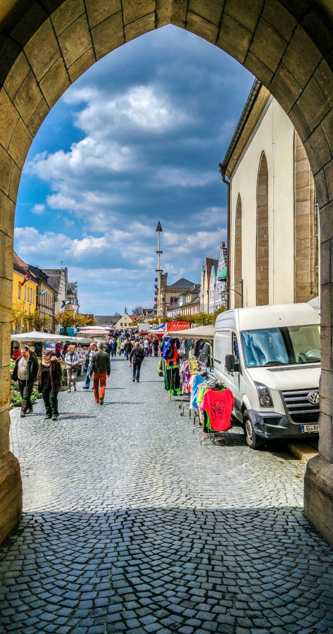 Foto: Martin Zehrer - Der Blick durchs Tor zur Oberpfalz - Es ist Markttag in Kemnath 