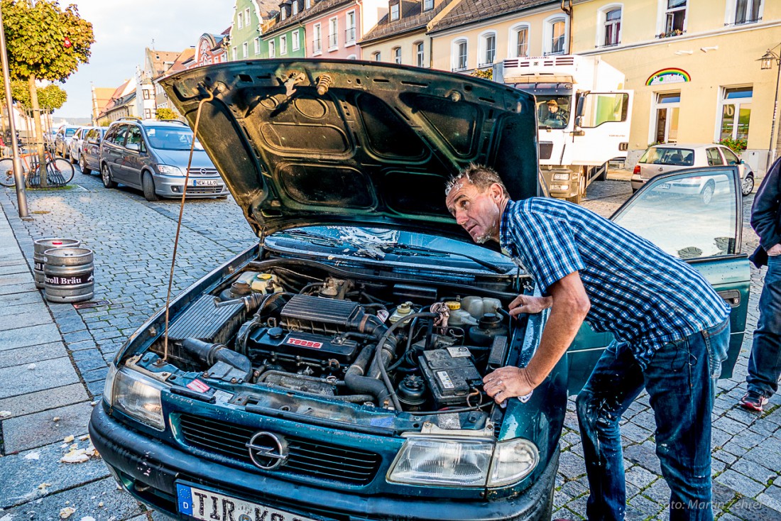 Foto: Martin Zehrer - Unter der Motorhaube ist noch alles in Ordnung. Der Dieselmotor schnurrt wie ein Kätzchen. Helmut Diesner mit seinen Millionen-Baby nach der Rekordfahrt zum millionsten K 