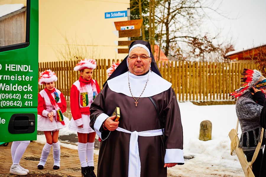 Foto: Martin Zehrer - Faschingszug durch Waldeck. Am Sonntag, den 15.2.2015 war es wieder so weit. Ein langer Zug<br />
mit zig Gaudiwagen und Hunderten Narren zog durch den Waldecker Markt. Mit vi 