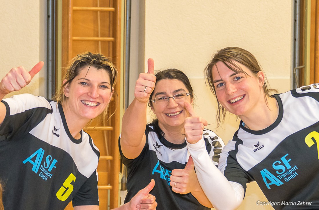 Foto: Martin Zehrer - Daumen hoch!!! Nach dem Volleyball-Spiel TUS NEUSORG DAMEN VS BTS BAYREUTH 3 DAMEN 